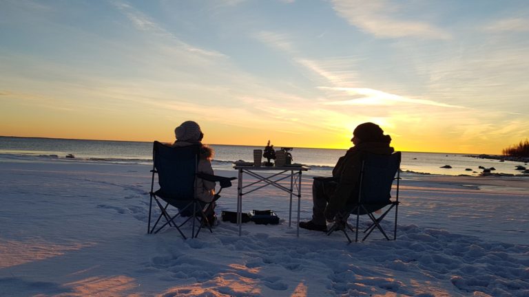 Wintercamping in Schweden am Meer bei Sonnenaufgang frühstücken am starand