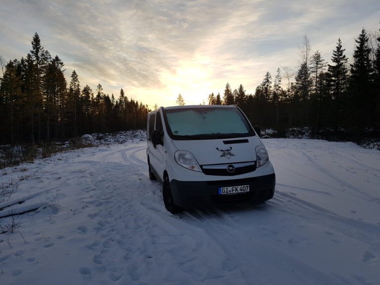 Tipps für Vollzeit Vanlife der Opel Vivaro Selbstausbau Camper im Schnee in Schwerden