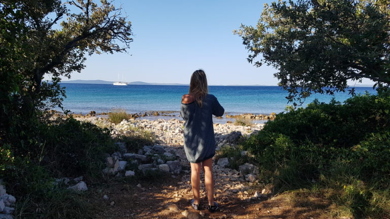 Kathy am Meer im Kroatien Vanlife an der Privatbucht
