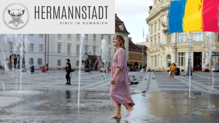 Eine Frau besucht die Altstadt von Hermanstadt in Rumaenien