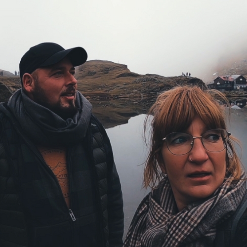 Alex und kathy am balea bergsee in rumaenien auf den transfagarasan