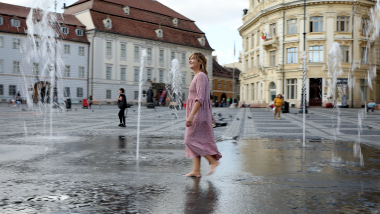 Rumänien Vanlife Kathy auf dem Marktplatz in der Altstadt von Sibiu
