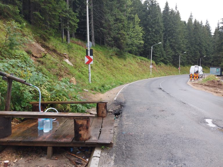 Wasserversorgung in Rumaenien im Vanlife an einer Quelle in den Bergen