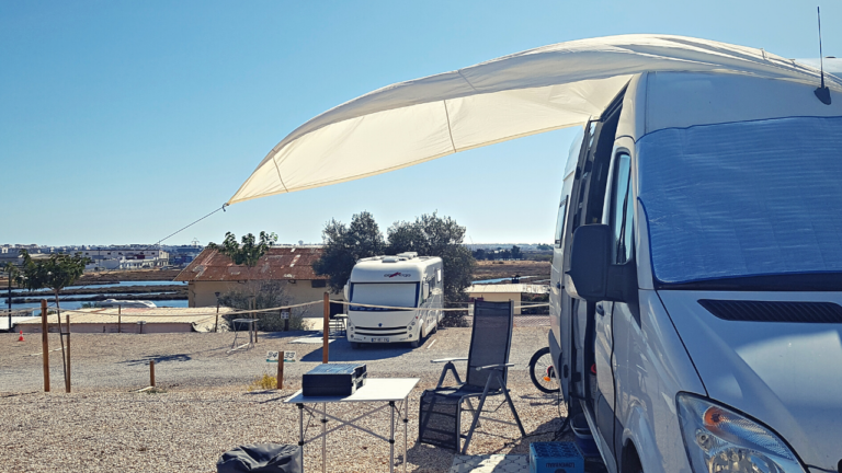 Vanlife in Spanien mit unserem Campervan auf einem Campingplatz in Isla Cristina