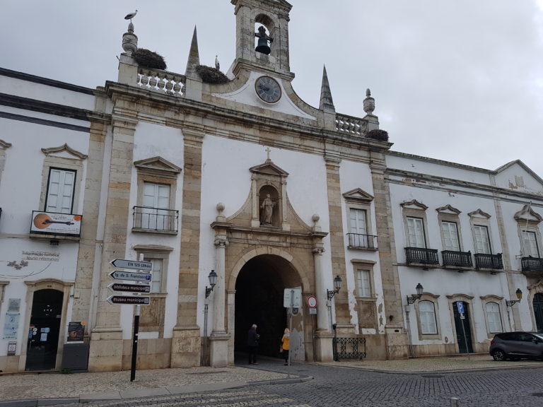 Die Altstadt von Faro in Portugal ist für Vanlife optimal