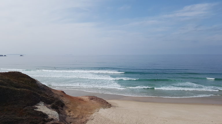 Der Stand von Peniche in Portugal ist ein Surfer Paradies für Reisende