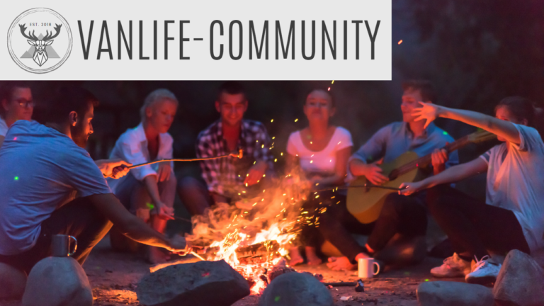 vanlife-community menschen beim camping um ein lagerfeuer