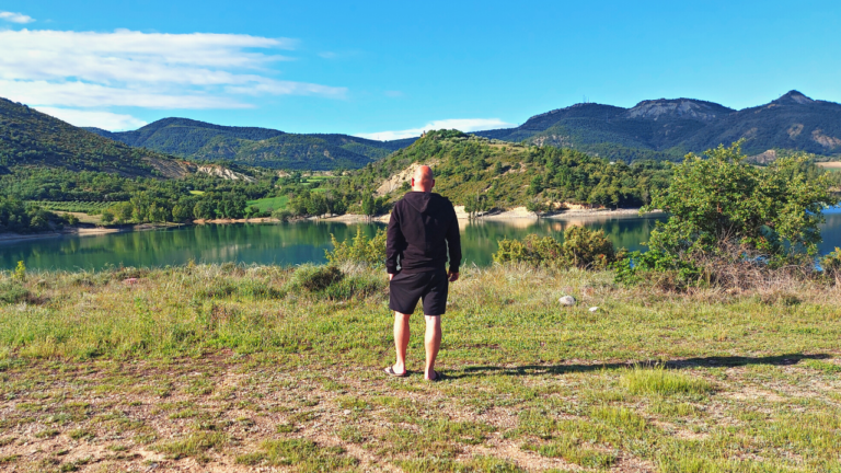 Vanlife in Spanien Alex geniesst die Aussicht auf den Stausee