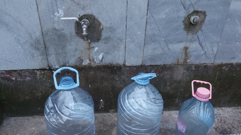 Frischwasserversorgung im Vanlife in Bulgarien an einer Quelle im Dorf