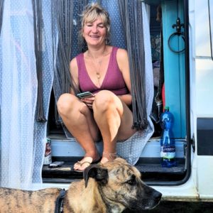 Kathy und unser Hund Heinz im Vollzeit Vanlife in der Slowakei