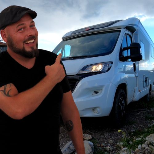 alex steht vor seinem campervan