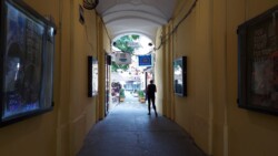 Kathy in Novi Sad bei Tag in der Fussgaengerzone Blick aus einer Gasse heraus