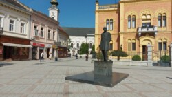 Kathy in Novi Sad bei Tag in der Fussgaengerzone Denkmal in der Altstadt