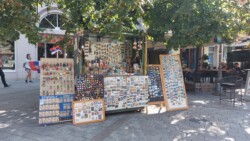 Kathy in Novi Sad bei Tag in der Fussgaengerzone Souvenirladen in der Altstadt